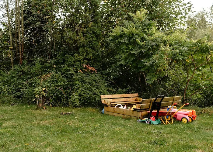 Renovated 70s Surrounded By Lovely Nature بيت للعطل *